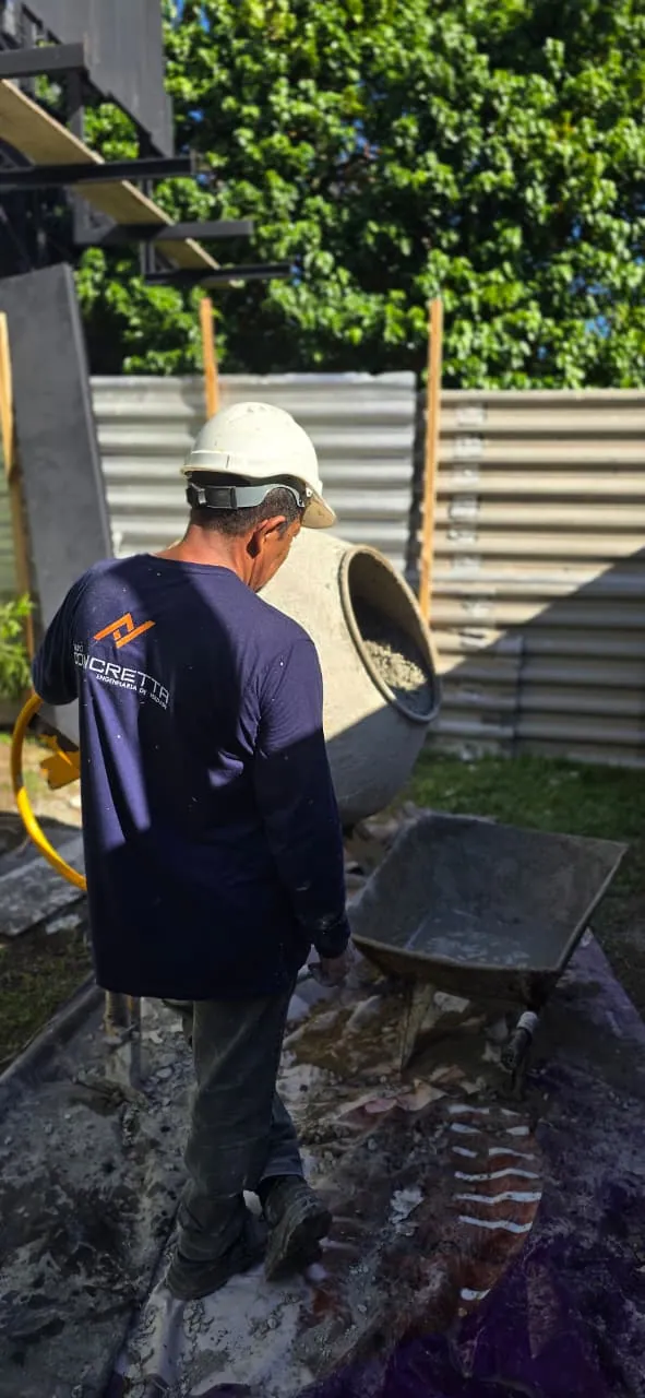 Equipe uniformizada do Grupo Concretta em obra