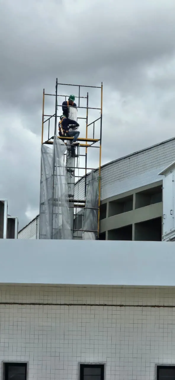 Equipe técnica em trabalho de altura
